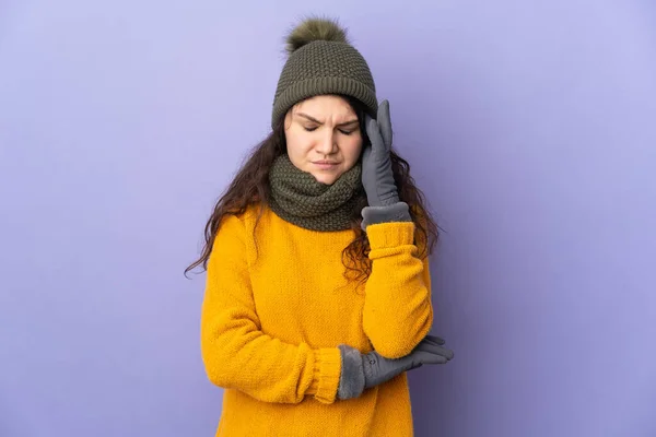 俄罗斯少女 头戴冬帽 背景紫色 — 图库照片