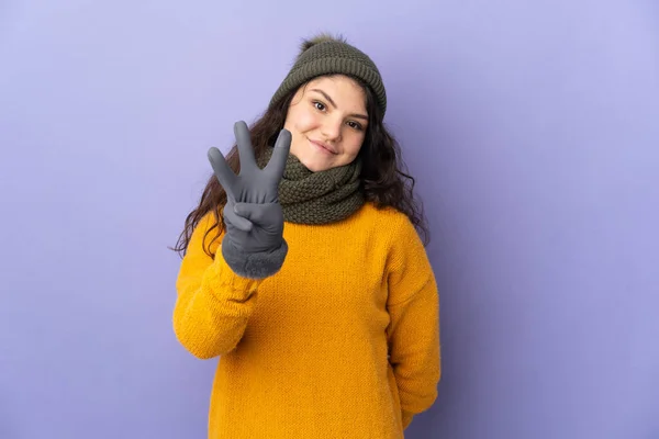 Adolescente Russo Menina Com Chapéu Inverno Isolado Fundo Roxo Feliz — Fotografia de Stock