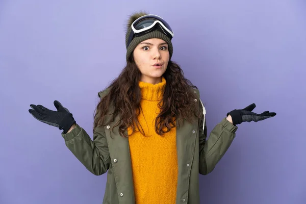俄罗斯少女 戴着紫色背景的雪板眼镜 举手表决时感到疑惑 — 图库照片