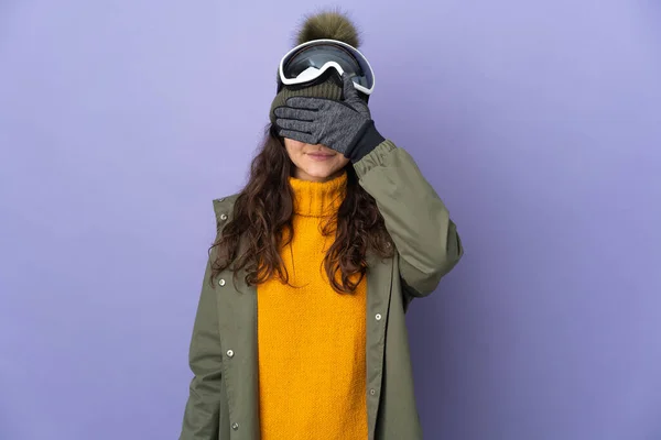 Tonåring Ryska Flicka Med Snowboard Glasögon Isolerad Lila Bakgrund Täcker — Stockfoto