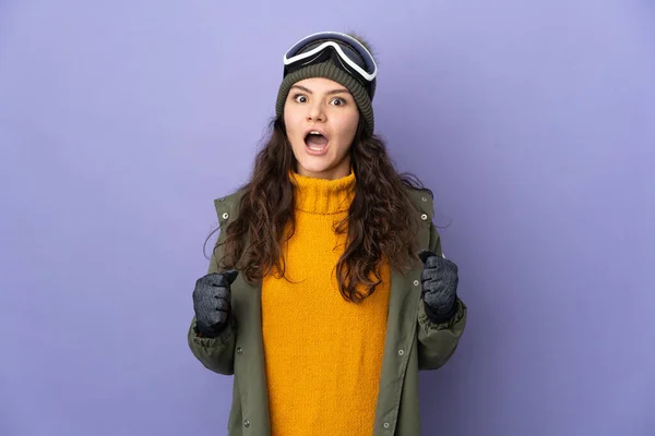 Adolescente Rusa Con Gafas Snowboard Aisladas Sobre Fondo Púrpura Celebrando — Foto de Stock