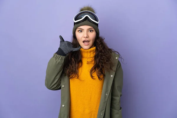 Adolescente Chica Rusa Con Gafas Snowboard Aisladas Sobre Fondo Púrpura — Foto de Stock