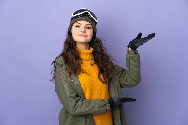 Tonåring Ryska Flicka Med Snowboard Glasögon Isolerad Lila Bakgrund Sträcker — Stockfoto