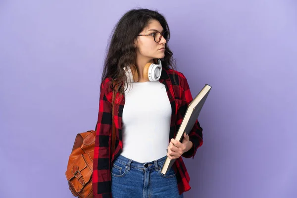 Estudante Adolescente Isolado Fundo Roxo Olhando Para Lado — Fotografia de Stock