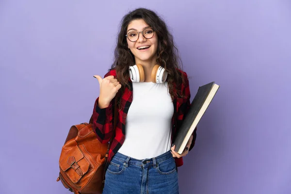 Estudante Adolescente Isolado Fundo Roxo Apontando Para Lado Para Apresentar — Fotografia de Stock