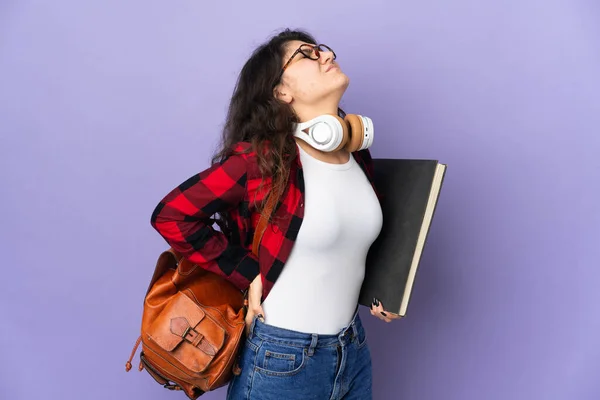 Estudante Adolescente Isolado Fundo Roxo Sofrendo Dor Nas Costas Por — Fotografia de Stock