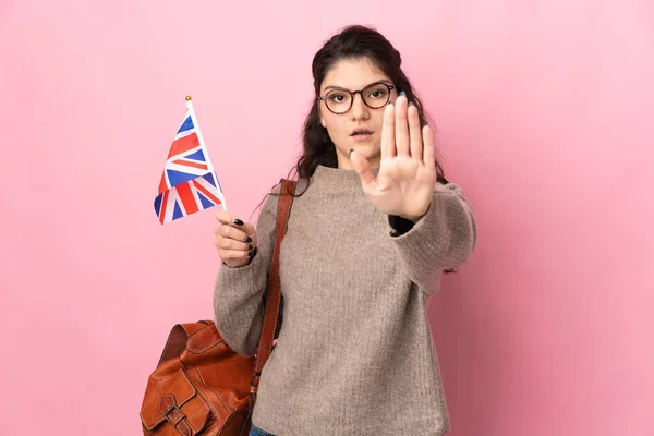 Junge Russin Mit Britischer Flagge Auf Rosa Hintergrund Macht Stop — Stockfoto