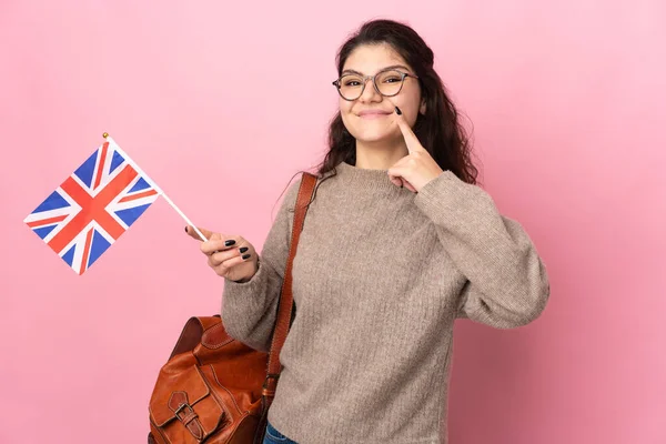 Fiatal Orosz Kezében Egy Brit Zászló Elszigetelt Rózsaszín Háttér Egy — Stock Fotó