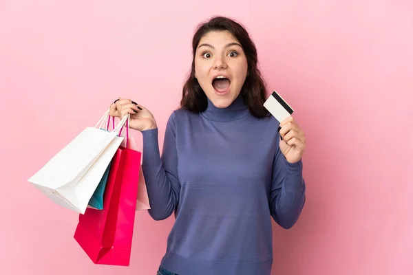Tiener Russisch Meisje Geïsoleerd Roze Achtergrond Holding Shopping Tassen Verrast — Stockfoto