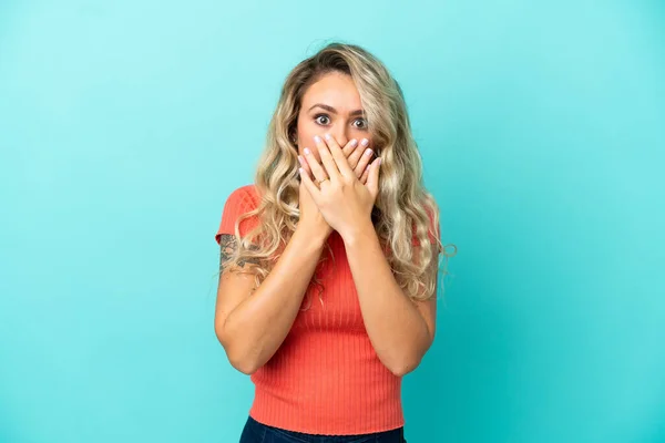 Mujer Brasileña Joven Aislada Sobre Fondo Azul Cubriendo Boca Con —  Fotos de Stock