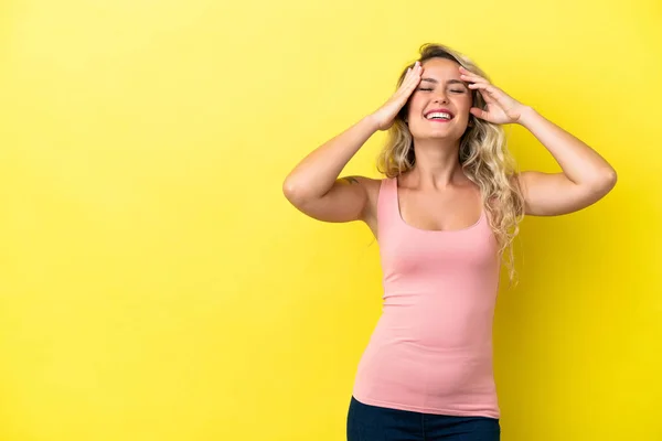 Jeune Femme Brésilienne Isolée Sur Fond Jaune Riant — Photo