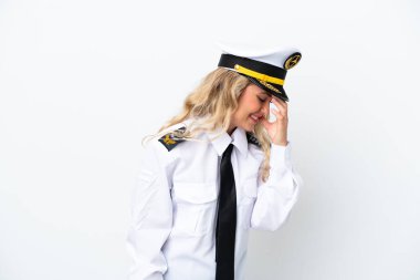 Brezilya 'lı uçak pilotu beyaz arka planda izole bir şekilde gülüyor.