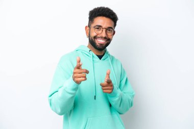 Beyaz arka planda izole edilmiş genç Brezilyalı adam öne bakıyor ve gülümsüyor.