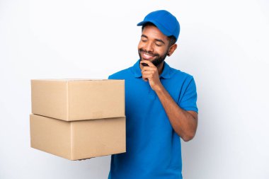 Teslimatçı Brezilyalı adam beyaz arka planda izole edilmiş, yana bakıyor ve gülümsüyor.