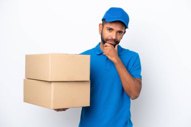 Brezilyalı teslimatçı beyaz arka planda izole edilmiş.