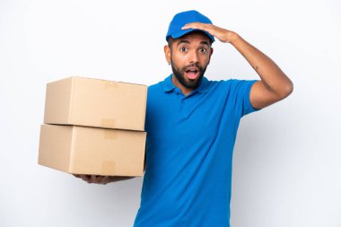 Teslimat yapan Brezilyalı beyaz arka planda, sürpriz bir ifadeyle izole edilmiş.