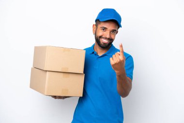 Teslimat yapan Brezilyalı adam beyaz arka planda izole edildi.
