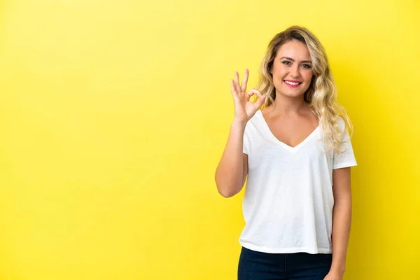 Νεαρή Βραζιλιάνα Γυναίκα Απομονωμένη Κίτρινο Φόντο Δείχνει Σημάδι Δάχτυλα — Φωτογραφία Αρχείου