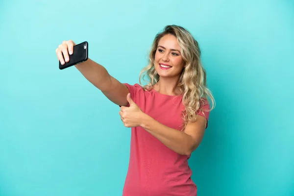 Mladá Brazilská Žena Izolované Modrém Pozadí Dělat Selfie Mobilním Telefonem — Stock fotografie