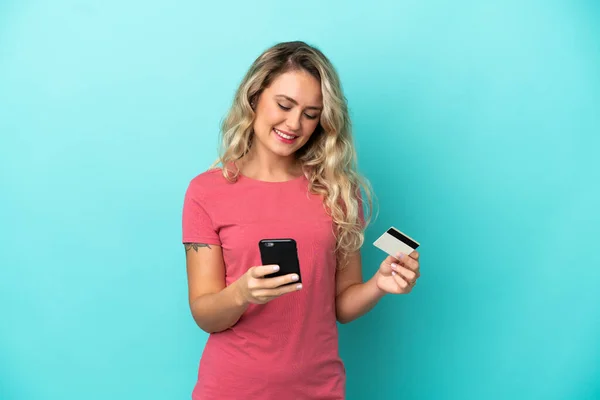 Jeune Femme Brésilienne Isolée Sur Fond Bleu Achetant Avec Mobile — Photo