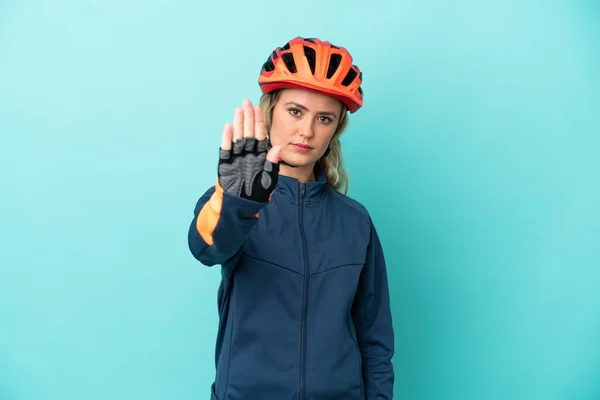 Mavi Arka Planda Izole Edilmiş Genç Bisikletçi Kadın Dur Hareketi — Stok fotoğraf