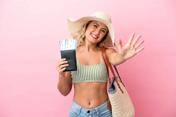 Mulher Brasileira Jovem Maiô Férias Verão Isolado Fundo Rosa Saudando — Fotografia de Stock