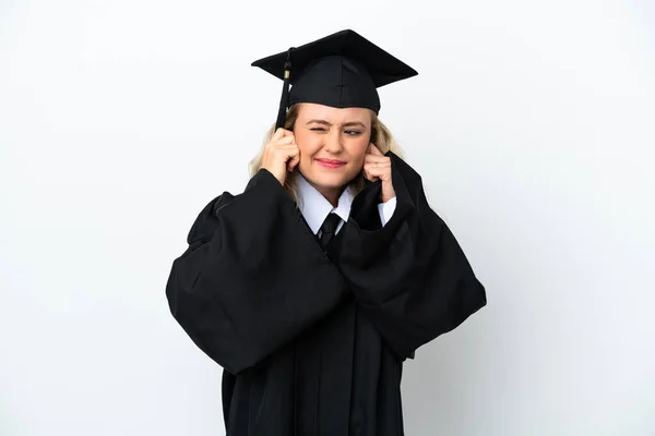 Jovem Universitária Graduada Mulher Isolada Fundo Branco Frustrado Cobrindo Orelhas — Fotografia de Stock