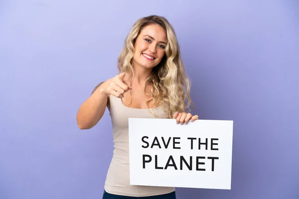 Молодая Бразилька Изолированная Фиолетовом Фоне Держит Плакат Текстом Спаси Планету — стоковое фото
