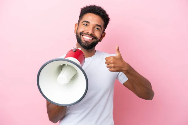 Jovem Brasileiro Isolado Fundo Rosa Segurando Megafone Com Polegar Para — Fotografia de Stock