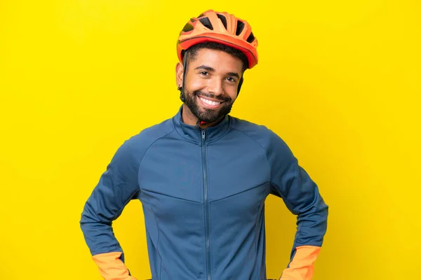 Joven Ciclista Brasileño Aislado Sobre Fondo Amarillo Posando Con Los — Foto de Stock