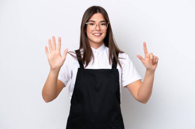 Restoran Brezilyalı garson kadın beyaz arka planda izole edilmiş yediyi parmaklarıyla sayıyor.