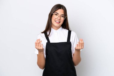 Restoran Brezilyalı garson kadın, beyaz arka planda izole edilmiş, para hareketi yapıyor.