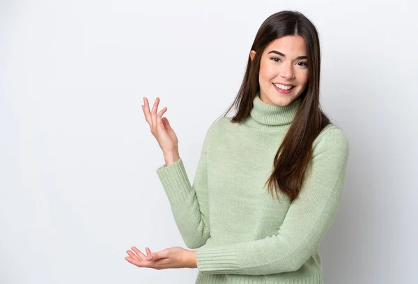 Mujer Brasileña Joven Aislada Sobre Fondo Blanco Extendiendo Las Manos —  Fotos de Stock