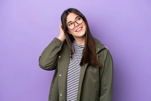 Mujer Brasileña Joven Aislada Sobre Fondo Púrpura Pensando Una Idea — Foto de Stock