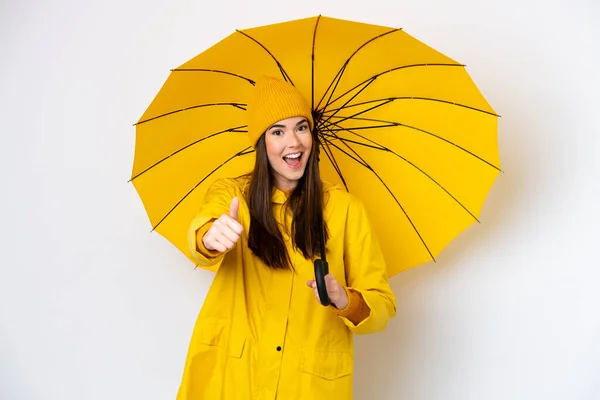 배경에 무지개 코트와 우산을 브라질의 뭔가좋은 이일어났기 때문에 엄지손가락을 올리고 — 스톡 사진