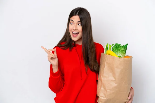 Jovem Brasileira Segurando Saco Compras Isolado Fundo Branco Com Intenção — Fotografia de Stock