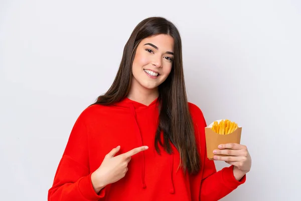 Jovem Brasileira Pegando Batatas Fritas Isoladas Fundo Branco Apontando — Fotografia de Stock