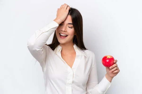 Junge Brasilianerin Mit Einem Apfel Auf Weißem Hintergrund Hat Etwas — Stockfoto
