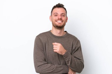 Genç Brezilyalı adam beyaz arka planda izole edilmiş gülüyor.