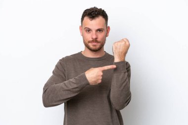 Genç Brezilyalı adam beyaz arka planda izole edilmiş, geç kalma jesti yapıyor.