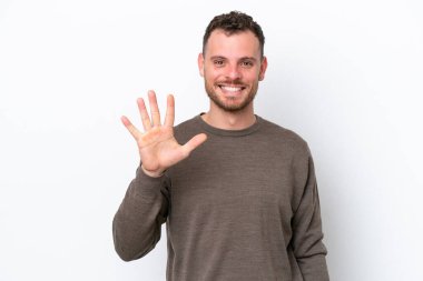 Beyaz arka planda izole edilmiş genç Brezilyalı beş parmaklı sayıyor.