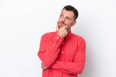 Genç Brezilyalı bir adam beyaz arka planda izole edilmiş şüpheleri var.