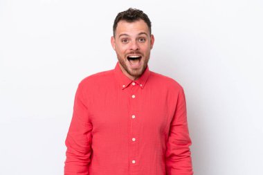 Genç Brezilyalı adam beyaz arka planda izole edilmiş, şaşırmış bir yüz ifadesi var.