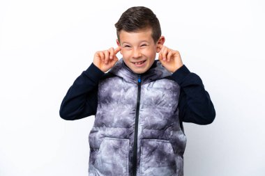 Beyaz arka planda izole edilmiş küçük çocuk hayal kırıklığına uğramış ve kulaklarını kapatmış.