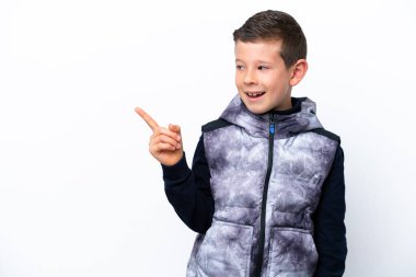 Beyaz arka planda izole edilmiş küçük çocuk parmağını kaldırarak çözümü anlamaya çalışıyor.