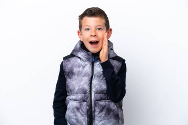 Küçük çocuk beyaz arka planda şaşırmış ve şok olmuş bir yüz ifadesiyle izole edilmiş.