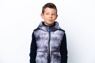 Beyaz arka planda izole edilmiş küçük çocuk şüpheli hareketler yapıyor.