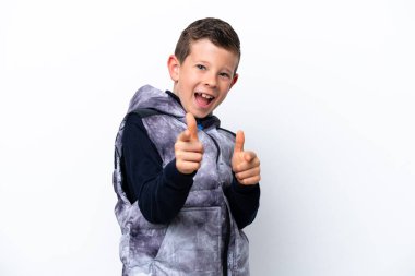 Beyaz arka planda izole edilmiş küçük bir çocuk öne bakıyor ve gülümsüyor.