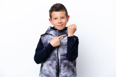 Beyaz arka planda izole edilmiş küçük bir çocuk geç kalma hareketi yapıyor.