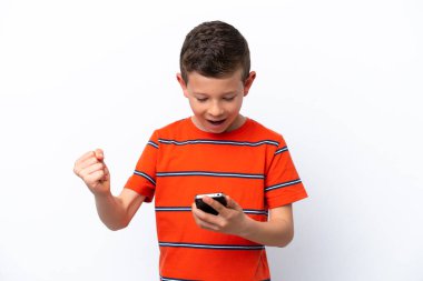 Beyaz arka planda izole edilmiş küçük çocuk şaşırdı ve bir mesaj gönderiyor.